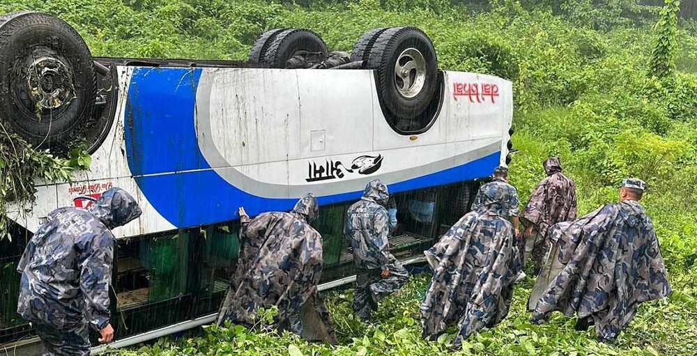 बारामा बस दुर्घटना हुँदा १३ जना घाइते